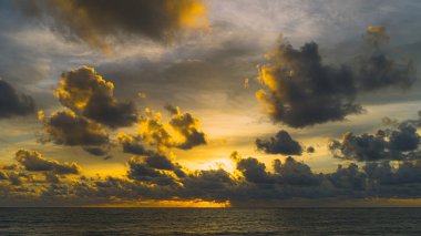 Akşamları mavi gökyüzü ve deniz bulutları, gün batımı, Phuket, Tayland.