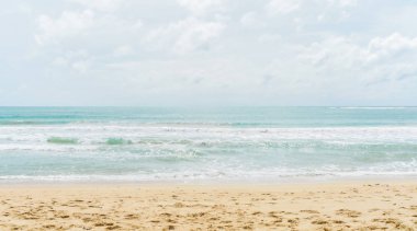 Phuket Tayland 'da bulutlu mavi gökyüzü, kumsalda gün batımı.