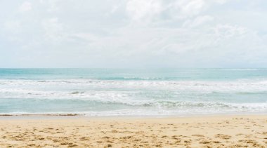 Phuket Tayland 'da bulutlu mavi gökyüzü, kumsalda gün batımı.