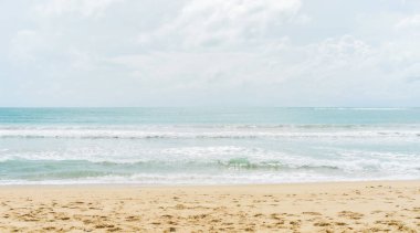 Phuket Tayland 'da bulutlu mavi gökyüzü, kumsalda gün batımı.