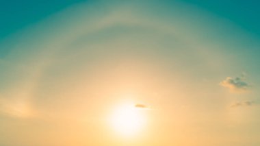 Phuket Adası, Tayland 'da hafif gün batımları, parlak ışık, rahat gözler Zaman 4K video.