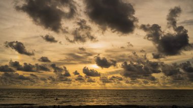 Devasa güneş okyanusun üzerindeki ufka batarken, günbatımı bulutları. Günbatımı gökyüzü arkaplanı. Günbatımı gökyüzü mavisi. Phuket Tayland 'da..;