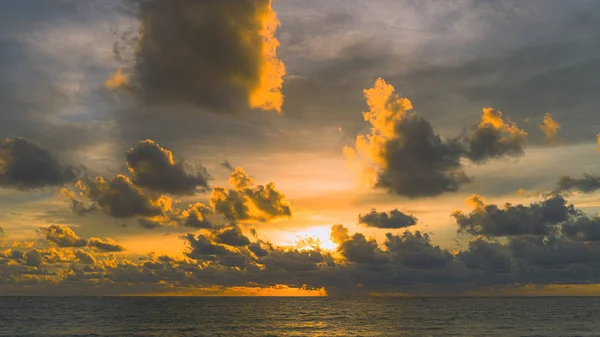 Błękitne Niebo Chmury Morskie Wieczorem Zachód Słońca Phuket Tajlandia — Zdjęcie stockowe