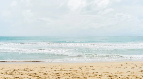 Phuket Tayland 'da bulutlu mavi gökyüzü, kumsalda gün batımı.