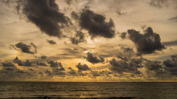 Большой Темный Закат Массивное Солнце Садится Штопор Над Океаном Закатное — стоковое фото