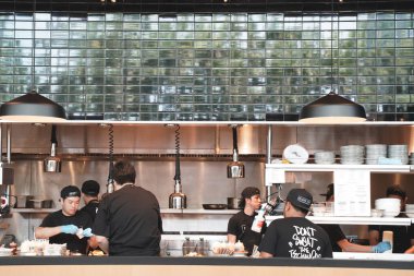 Singapur 'da bir hamburgerci. Ofisteki insanlar için popüler olan fast food. Ve çocuklar 10 Ekim 2019 'da yemek yemeyi severler..