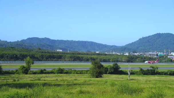 Grön Gräsmark Nära Det Vackra Havet Building Phuket International Airport — Stockvideo
