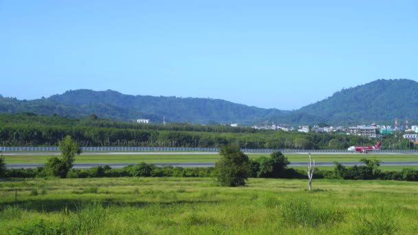 Prateria Verde Vicino Bellissimo Mare Edificio Phuket International Airport Morning — Video Stock