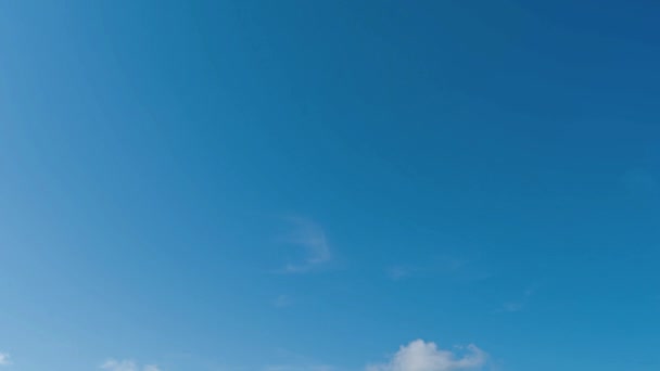 青い空と雲はプーケットで明るいタイタイムラプス. — ストック動画