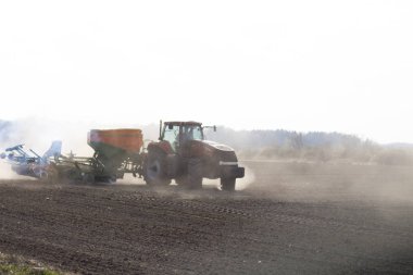 ekim time.traktör römork alanında sürmek ve tahıl ekiyor