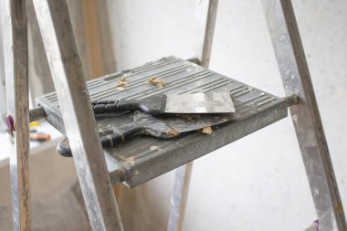 inşaat araçları merdivende