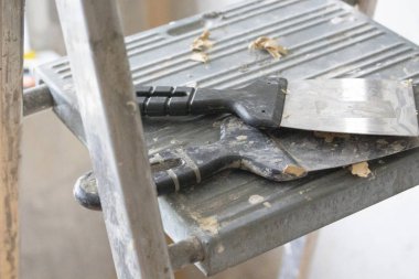 inşaat araçları merdivende