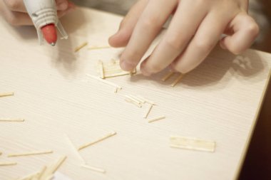 el sanatları yapan çocuğun elleri yakın çekim