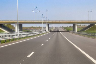 yolun karşısındaki köprünün arka planında karayolu