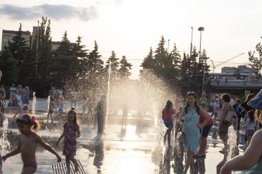 Kaliningrad 2018 küçük çocuklar çeşmede oynuyor