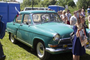 Kaliningrad 2018, yeşil retro araba bir açıklıkduruyor