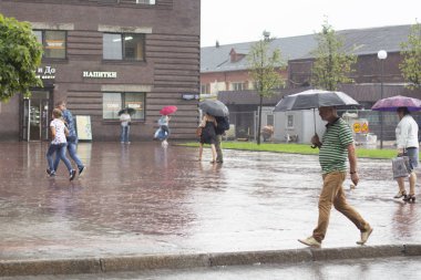 Kaliningrad 2018, insanlar yağmurda sokakta yürüyor