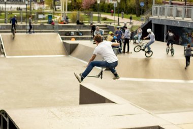 Kaliningrad 2019 .gençler rampada bisiklet ve scooter sürmek