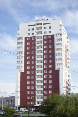 mavi gökyüzüne karşı uzun boylu beyaz -kahverengi ev