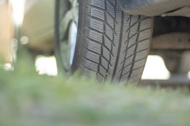 araba tekerleğin çim alt görünümü üzerinde duruyor