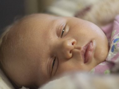 yeni doğmuş bir kızın yüzü yakın çekim