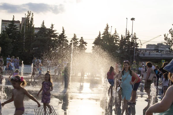 Kaliningrad 2018 küçük çocuklar çeşmede oynuyor