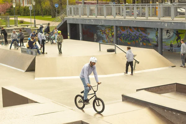 Kaliningrad 2019 .gençler rampada bisiklet ve scooter sürmek