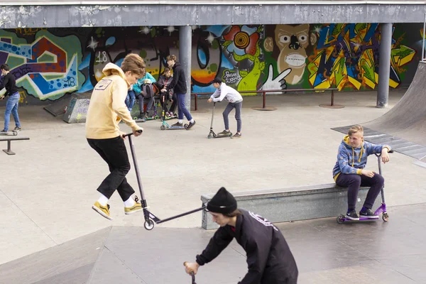 Kaliningrad 2019 .gençler rampada bisiklet ve scooter sürmek