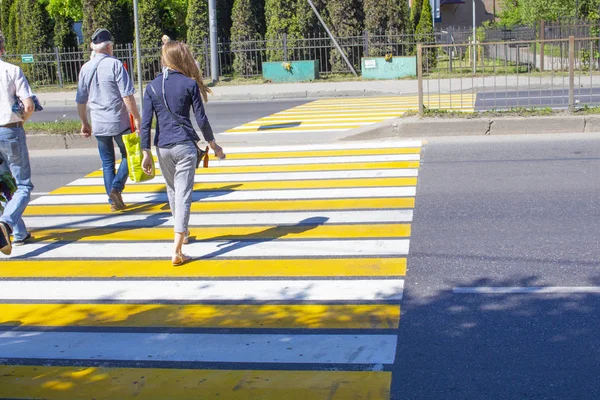 insanlar yaya geçiş kapısı