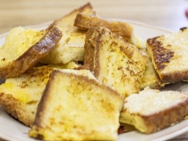 kızarmış beyaz ekmek bir tabak ta