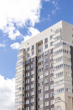 mavi gökyüzüne karşı büyük bir konut binanın duvarları