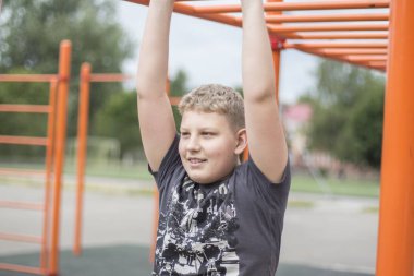 sarı saçlı bir çocuk Playground meşgul