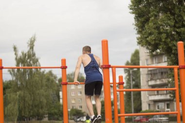 Oyun alanı yapan siyah bir t-shirt bir adam