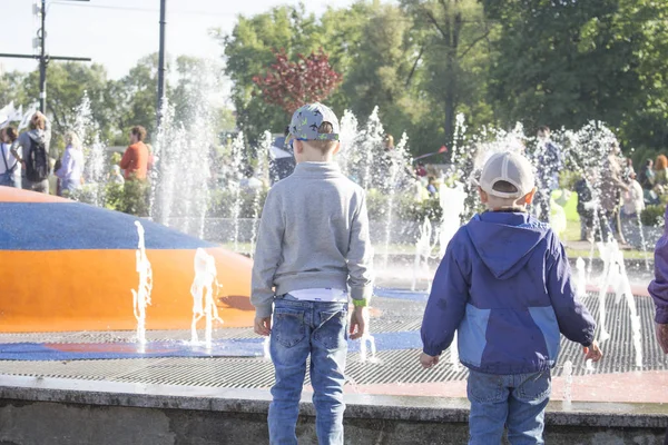 Μικρά Αγόρια Στέκονται Κοντά Στο Σιντριβάνι Της Πόλης — Φωτογραφία Αρχείου