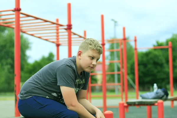 Jongen Bezig Met Bar — Stockfoto