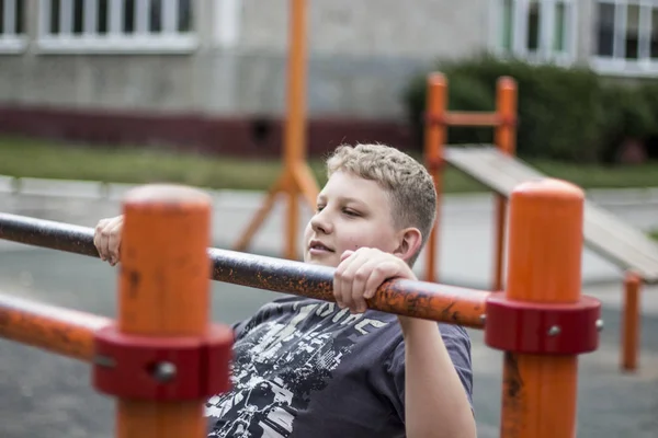 Een Jongen Met Blond Haar Bezig Met Speeltuin — Stockfoto