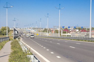 mavi gökyüzüne karşı yoğun bir parça