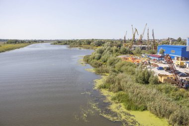 inşaat ekipmanları nehrin kıyısında