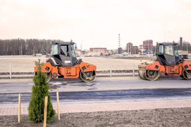 şantiyede inşaat ekipmanları
