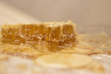 bal tarak bir parça yakın