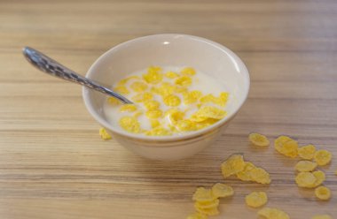 taneleri ile süt küçük bir fincan masada