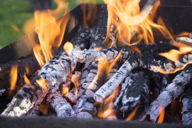 et kavurma için yanan ateş , yakın çekim