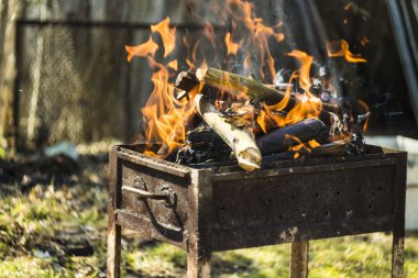 barbekü için ızgara da yanan odun