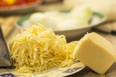 peynir tabloda bir rende üzerinde rendelenmiş malzemeler