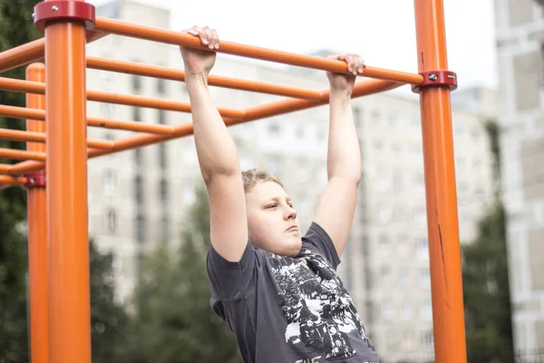 Een Jongen Met Blond Haar Bezig Met Speeltuin — Stockfoto