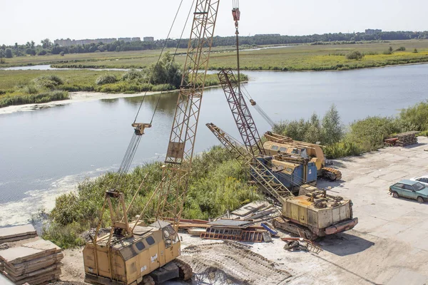 Equipo Construcción Está Orillas Del Río — Foto de Stock