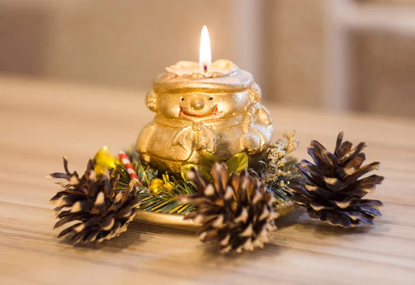Köknar konileri ile Noel mum masada