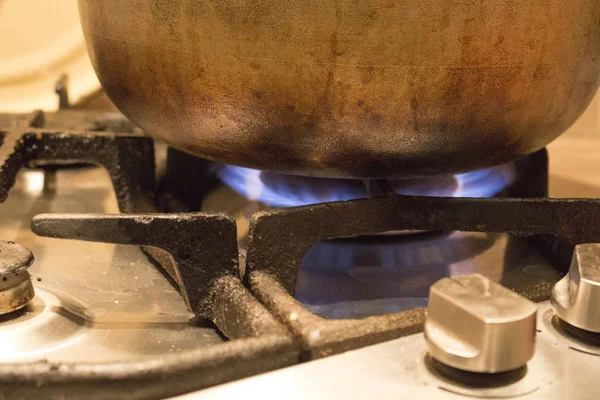 kazan pirinç bir gaz sobası olduğunu