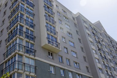 gökyüzüne yakın çekim karşı gri bina