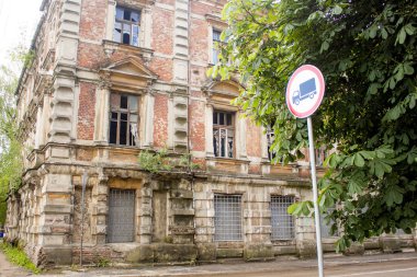 eski tuğla ev yakın çekim, kırık Pencereler